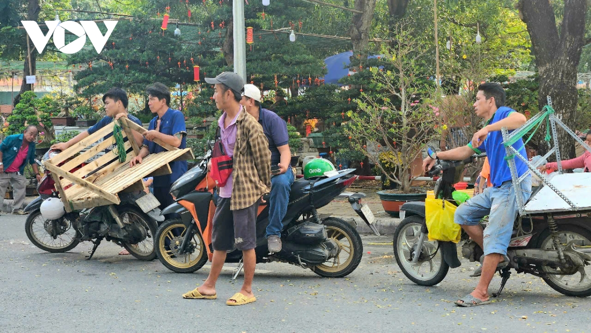 nguoi dan khu phia nam cua tp.hcm tho o voi hoa tet hinh anh 2