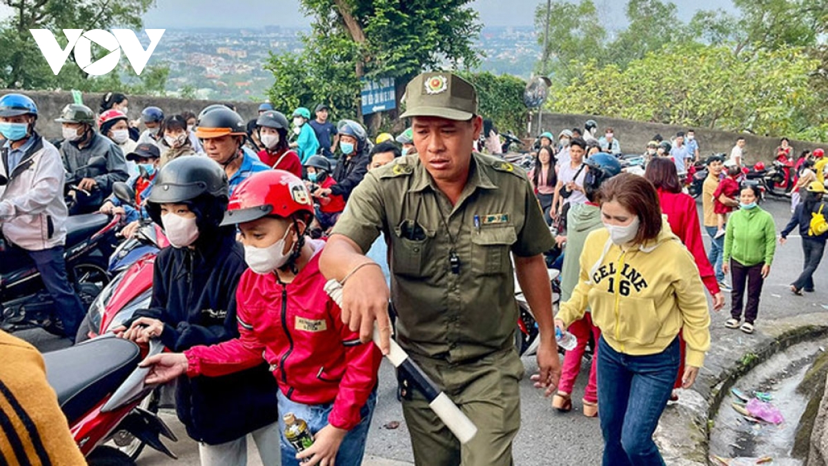 nguoi dan do ve ngoi chua co nhat binh duong de cau may hinh anh 7