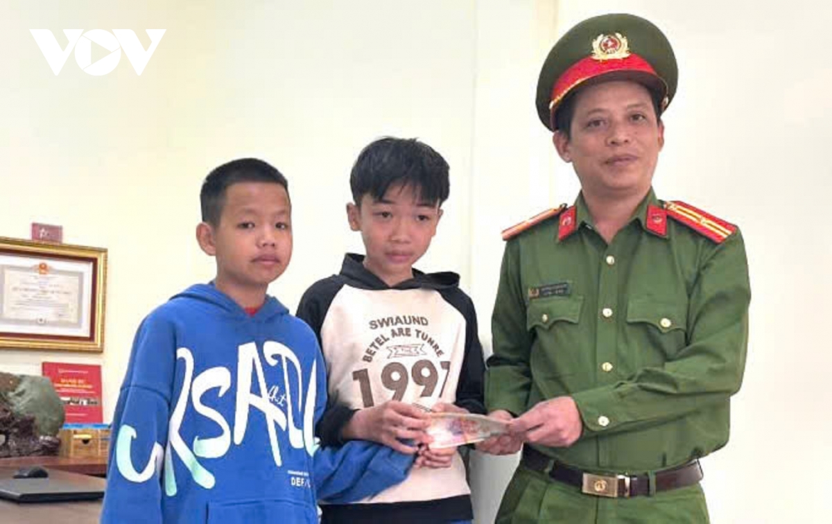 hai học sinh nhờ công an tìm, trả lại người đánh rơi hơn 10 triệu đồng hình ảnh 1 hai hoc sinh nho cong an tim, tra lai nguoi danh roi hon 10 trieu dong hinh anh 1