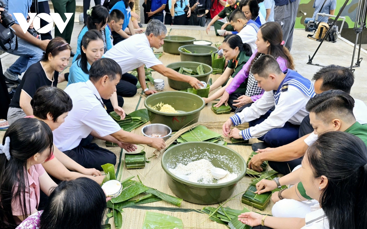 Ấm áp tết của người lính hải quân nơi biển tây nam hình ảnh 2 Am ap tet cua nguoi linh hai quan noi bien tay nam hinh anh 2