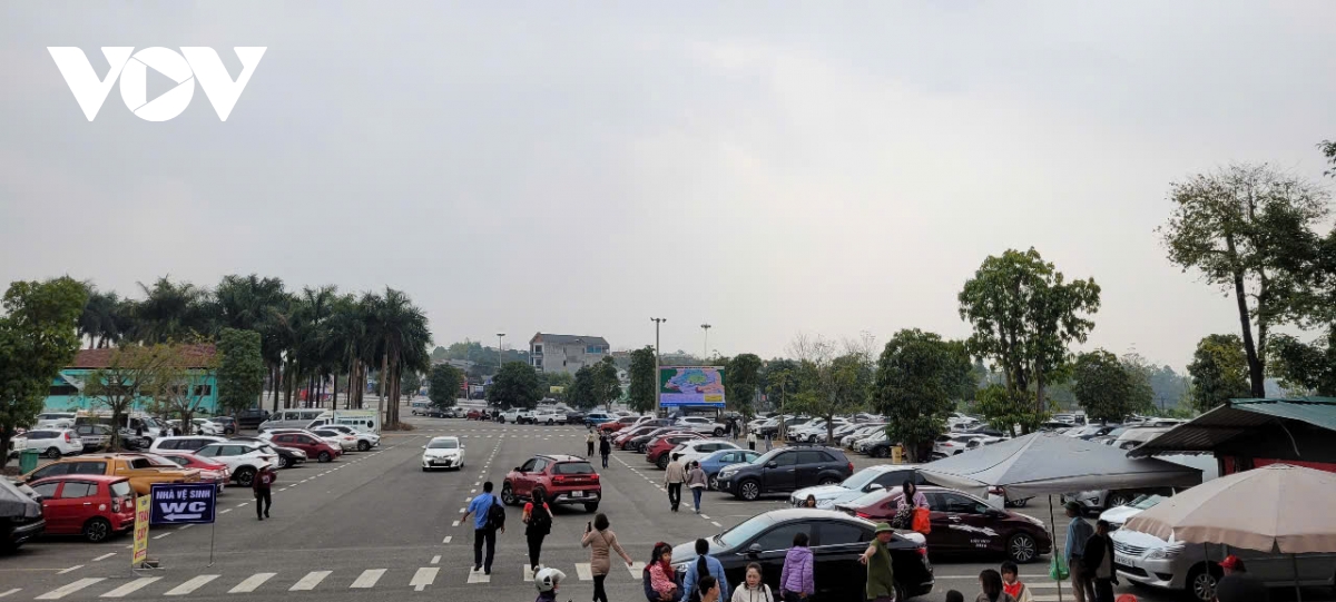 Đông đảo du khách thập phương dâng hương, lễ đầu năm tại khu di tích Đền hùng hình ảnh 2 Dong dao du khach thap phuong dang huong, le dau nam tai khu di tich Den hung hinh anh 2