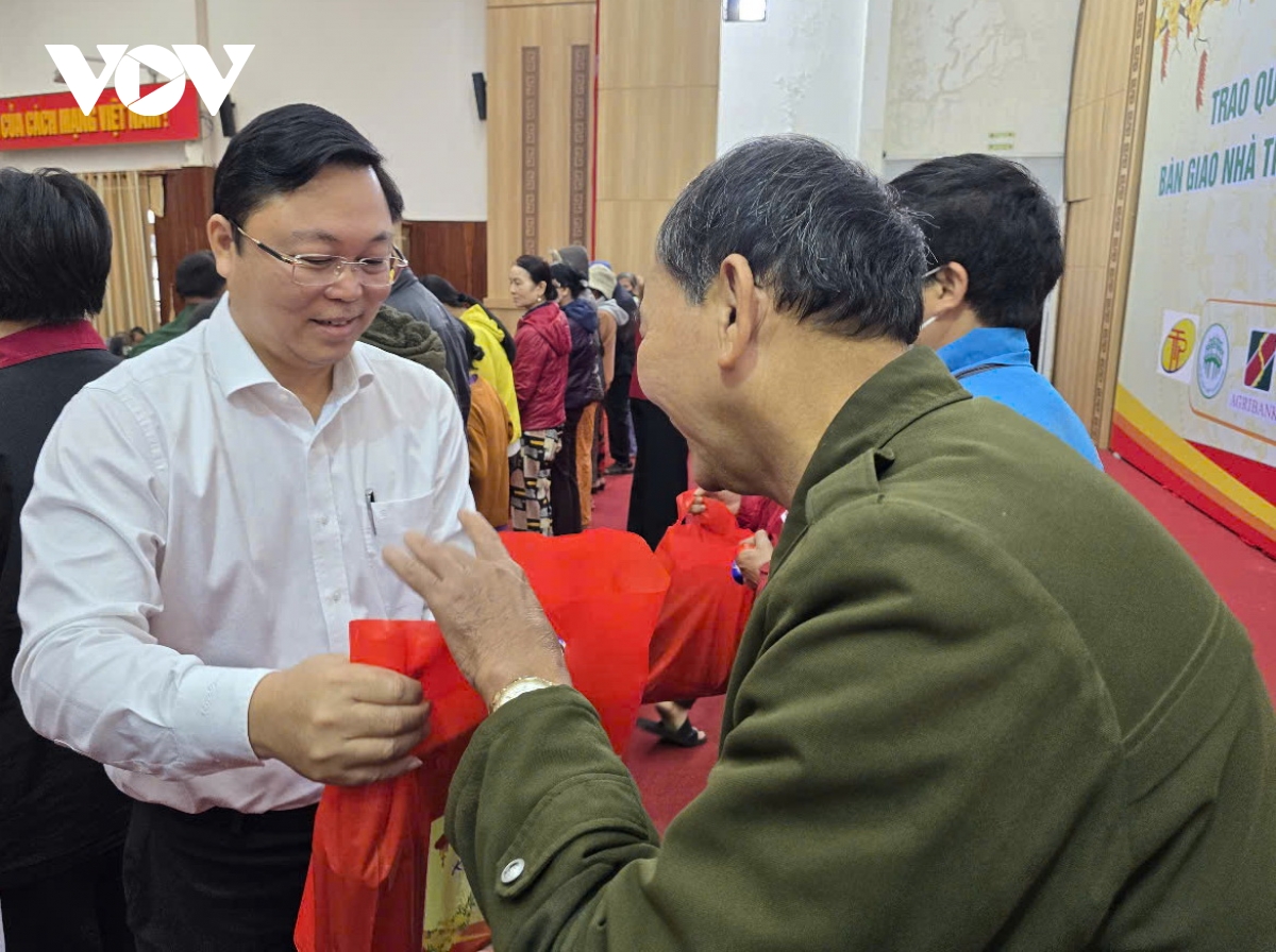 vov mien trung va cac don vi dong hanh mang tet som den dong bao ngheo quang nam hinh anh 15