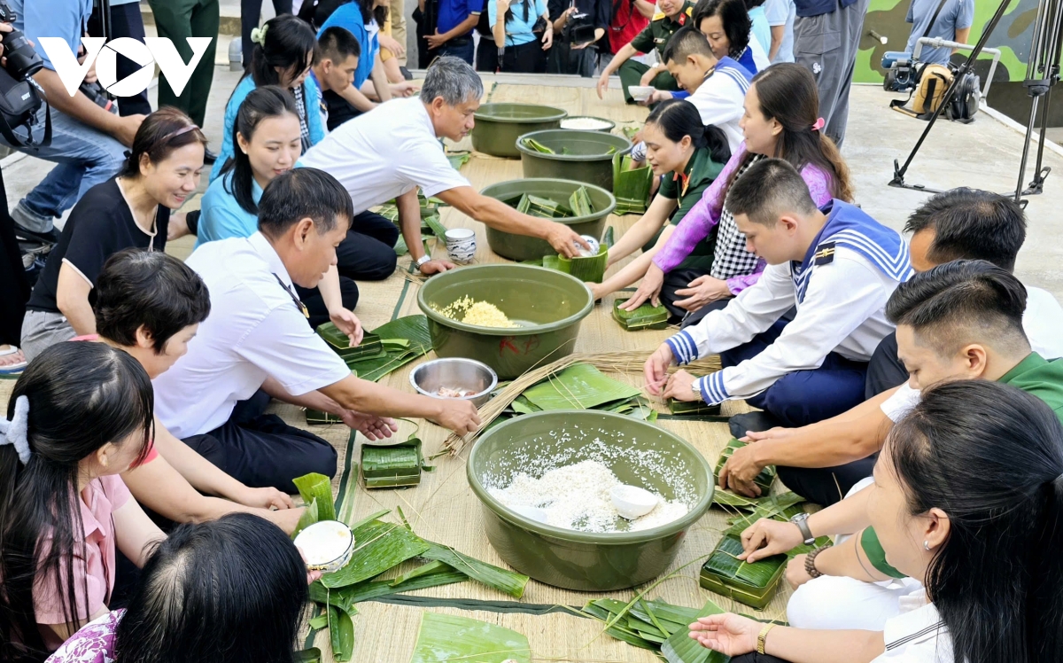 cung bo doi o vung bien dao tay nam goi banh chung don tet hinh anh 3