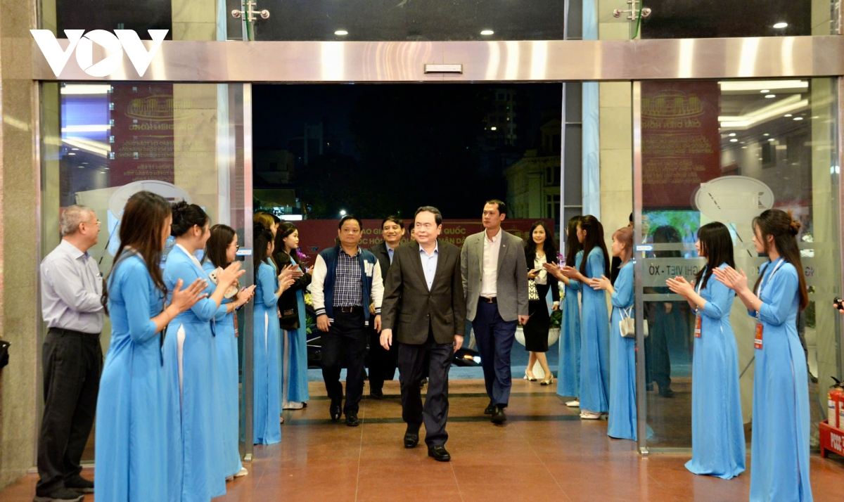 chủ tịch quốc hội trần thanh mẫn dự tổng duyệt lễ trao giải diên hồng lần thứ ba hình ảnh 1 chu tich quoc hoi tran thanh man du tong duyet le trao giai dien hong lan thu ba hinh anh 1