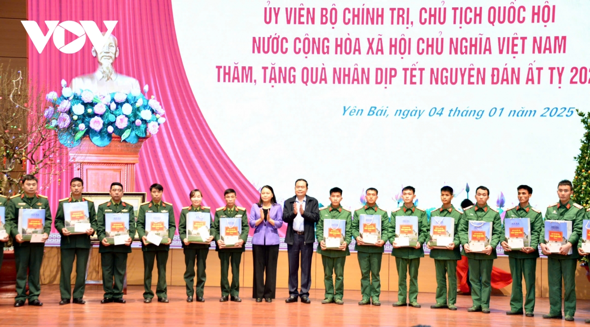 chủ tịch quốc hội thăm, tặng quà gia đình chính sách, người nghèo tại yên bái hình ảnh 4 chu tich quoc hoi tham, tang qua gia dinh chinh sach, nguoi ngheo tai yen bai hinh anh 4