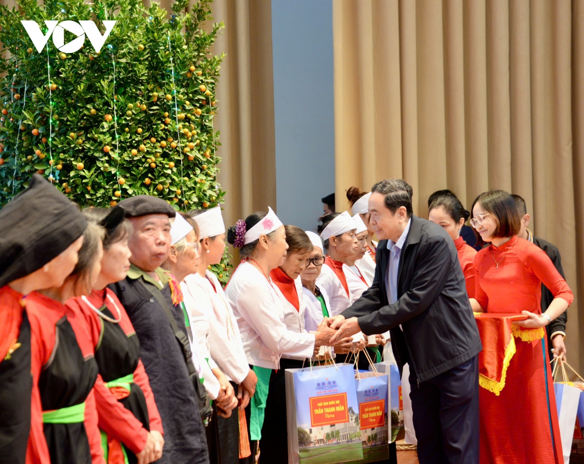 chủ tịch quốc hội thăm, tặng quà gia đình chính sách, người nghèo tại yên bái hình ảnh 5 chu tich quoc hoi tham, tang qua gia dinh chinh sach, nguoi ngheo tai yen bai hinh anh 5