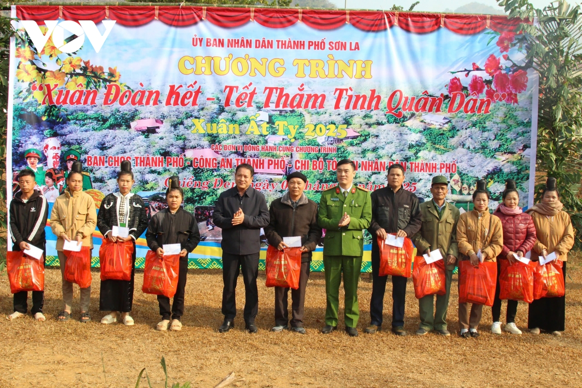 mang tết sớm đến với đồng bào vùng ảnh hưởng thiên tai hình ảnh 4 mang tet som den voi dong bao vung anh huong thien tai hinh anh 4