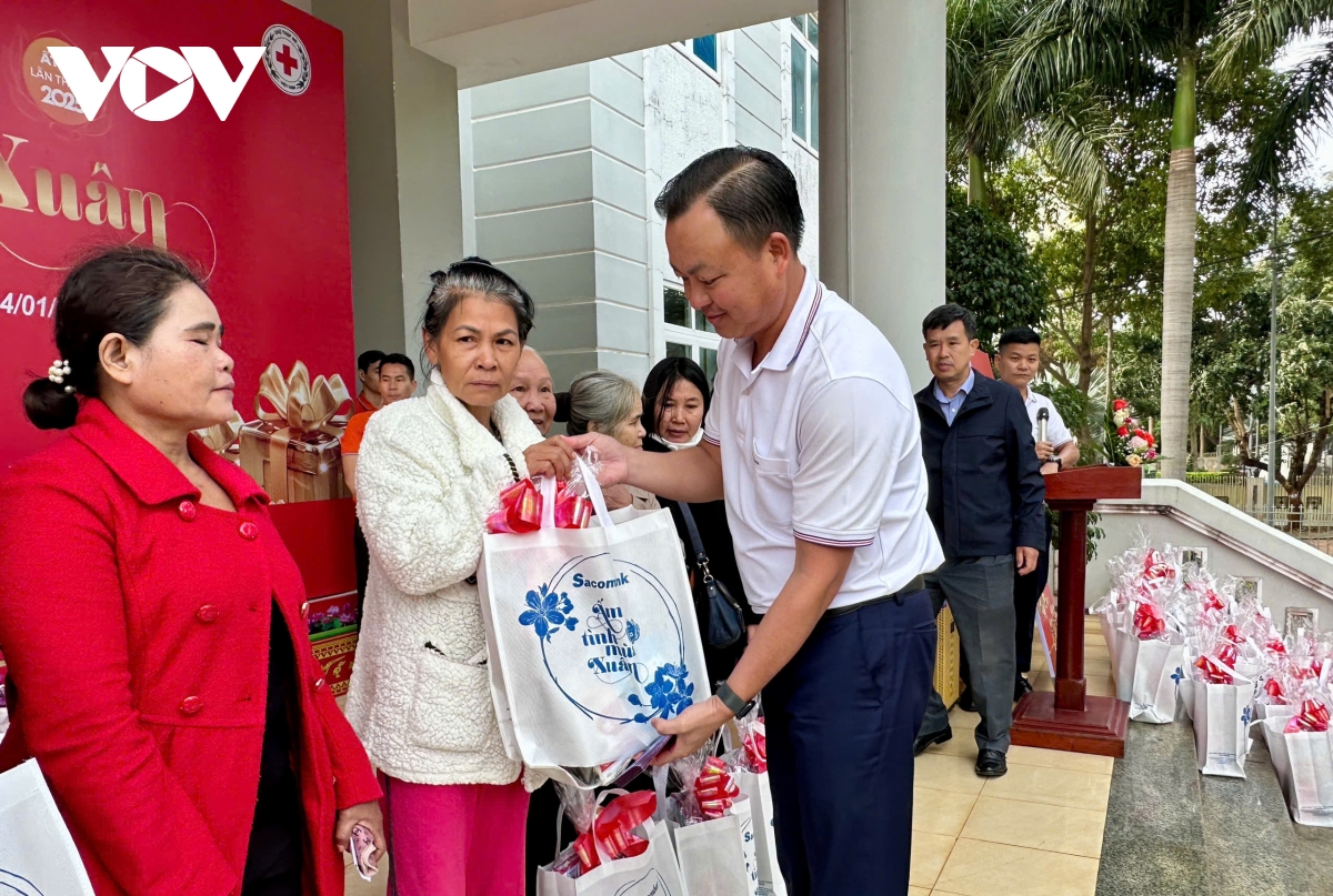 to chuc kham benh, mang tet am ap den nguoi ngheo tai Dak lak hinh anh 2