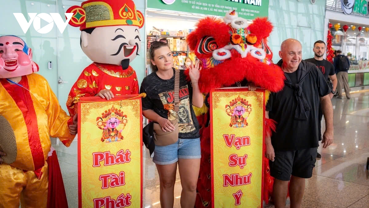 tet 2025 foreigners pleasantly greeted with lion dance at airport picture 4 tet 2025 foreigners pleasantly greeted with lion dance at airport picture 4