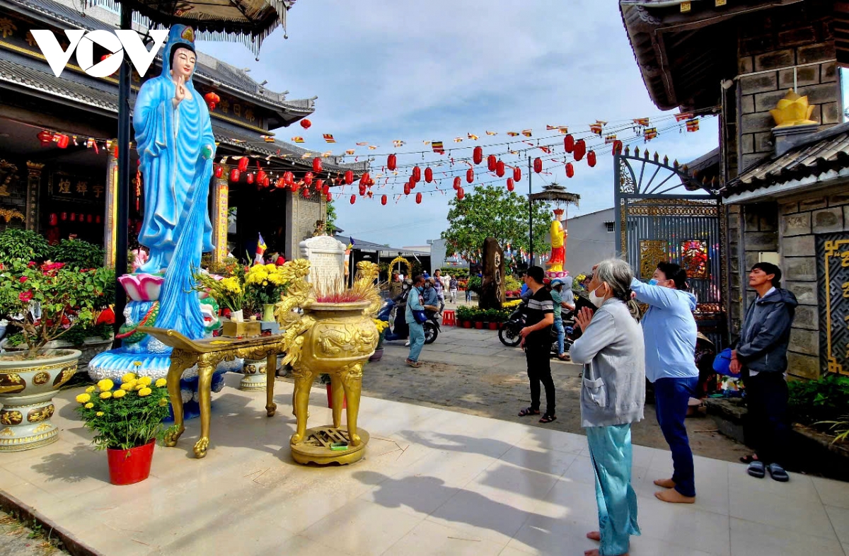 người dân, du khách nô nức đi lễ chùa xin lộc đầu năm ở sóc trăng hình ảnh 4 nguoi dan, du khach no nuc di le chua xin loc dau nam o soc trang hinh anh 4