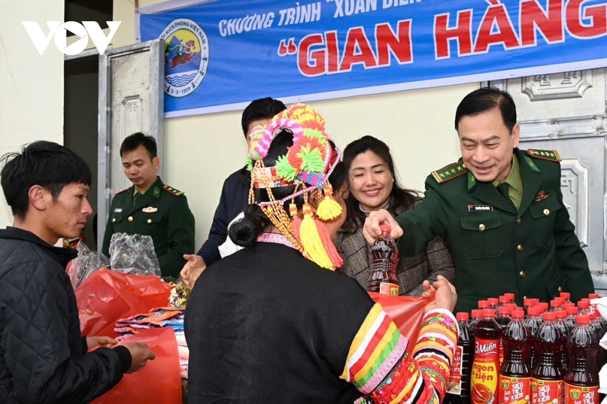 hoi xuan am ap tren ban lang nguoi la hu o lai chau hinh anh 4