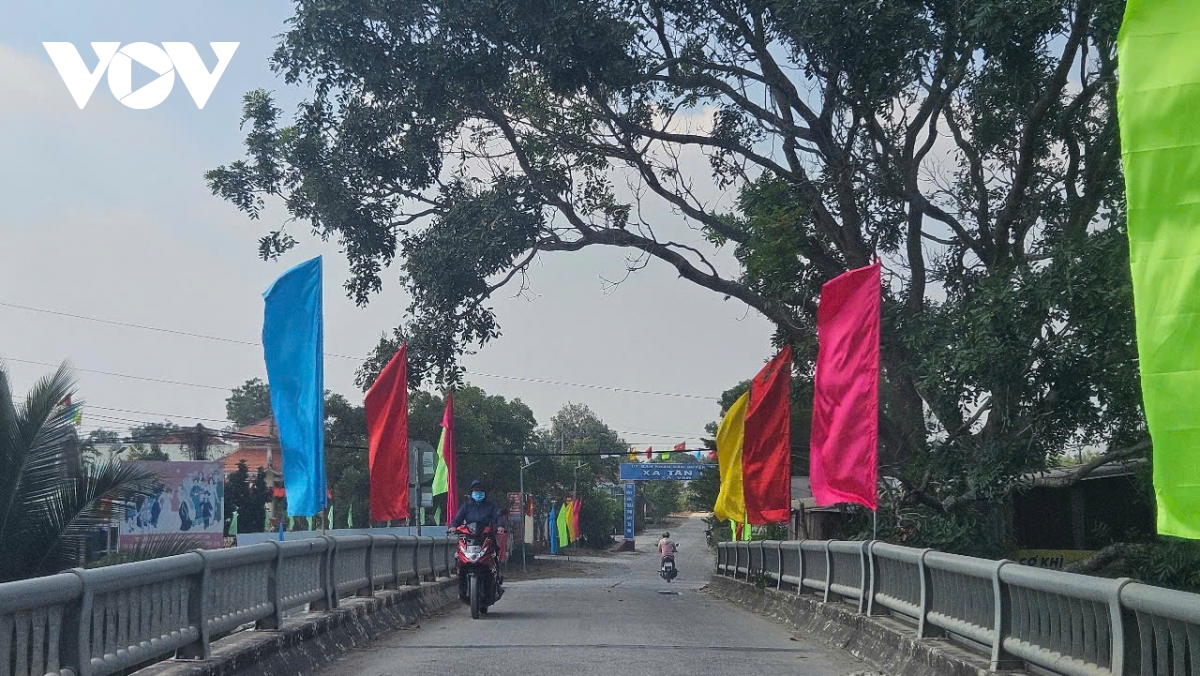 bi thu chi bo ap vung bien guong sang noi tuyen dau to quoc hinh anh 3