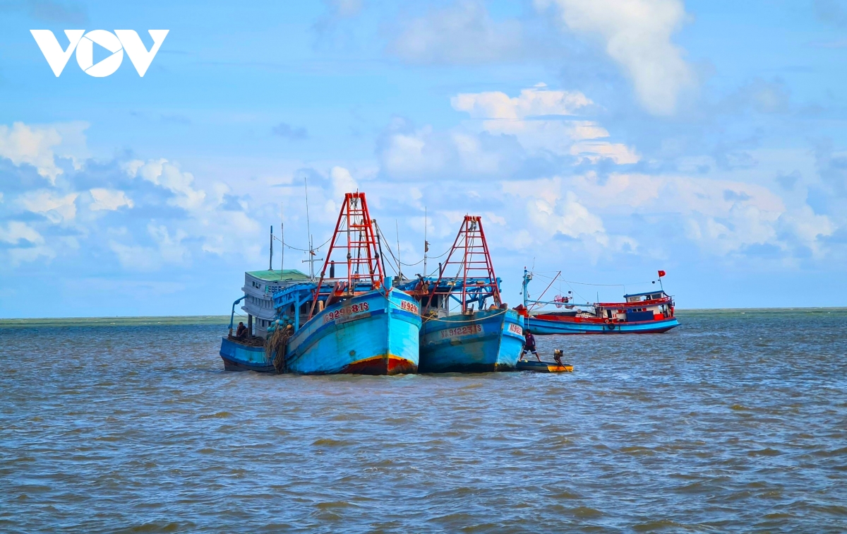 biên phòng cà mau phổ biến iuu đến ngư dân hình ảnh 4 bien phong ca mau pho bien iuu den ngu dan hinh anh 4