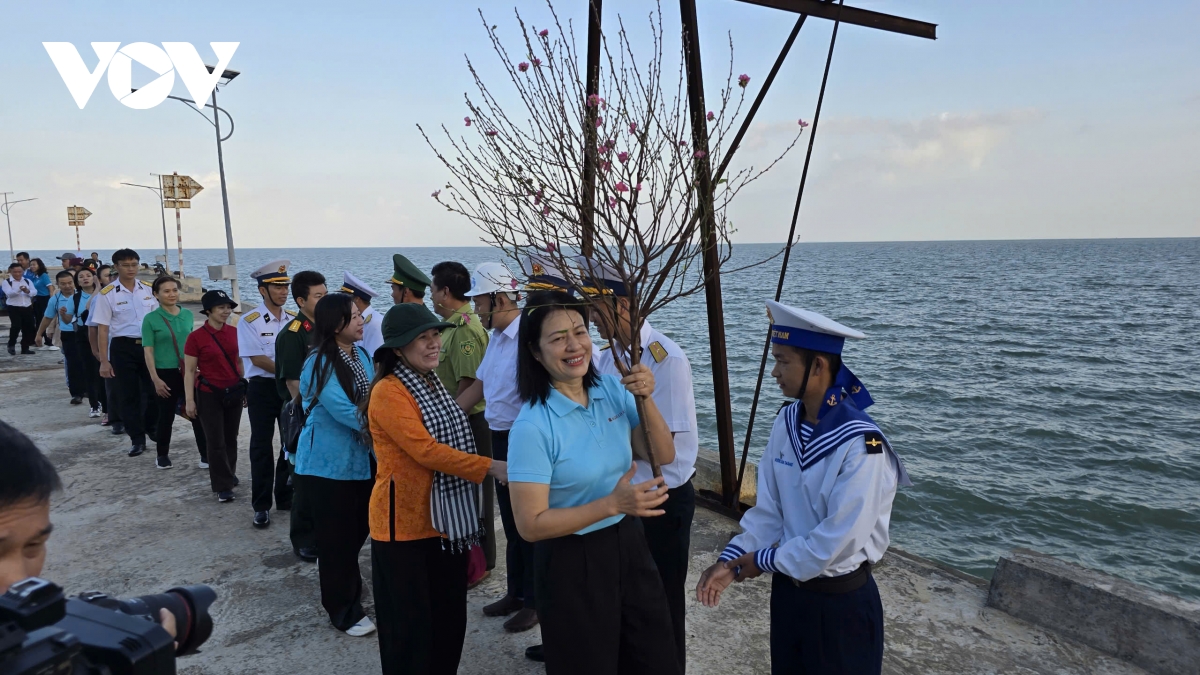 Ấm áp tết của người lính hải quân nơi biển tây nam hình ảnh 4 Am ap tet cua nguoi linh hai quan noi bien tay nam hinh anh 4