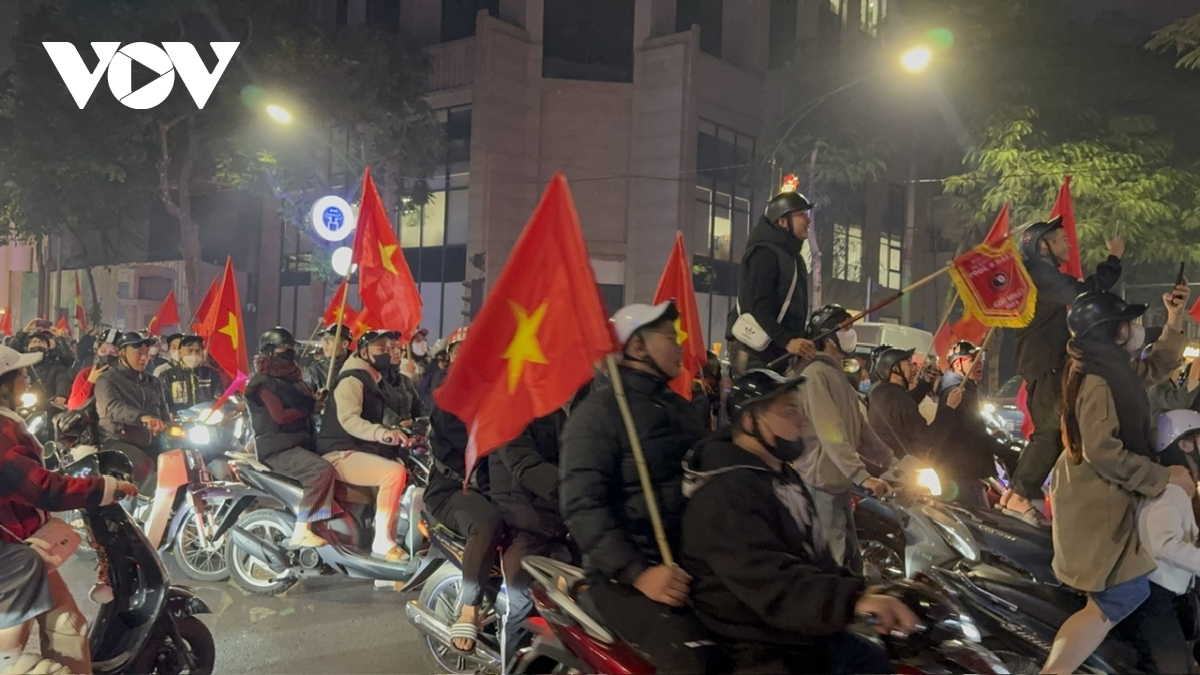 mot dem ha noi khong ngu, khap cac nga pho tran ngap sac co do sao vang hinh anh 25