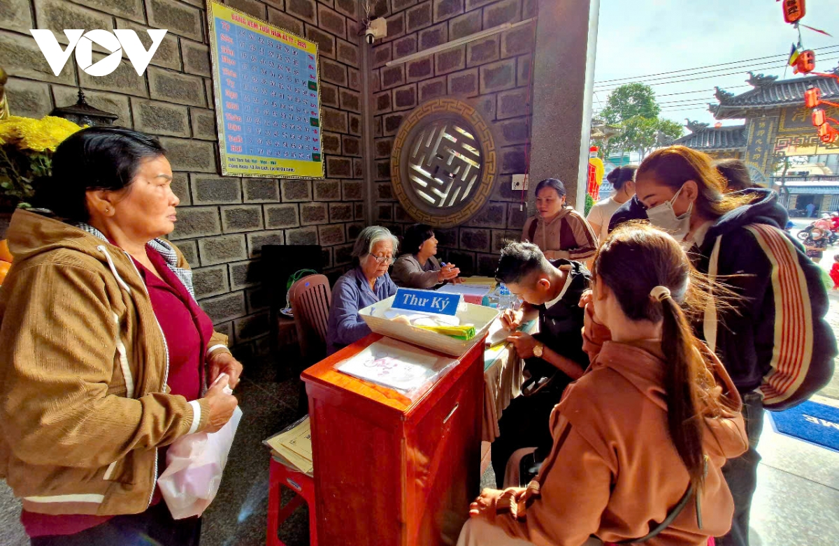 người dân, du khách nô nức đi lễ chùa xin lộc đầu năm ở sóc trăng hình ảnh 5 nguoi dan, du khach no nuc di le chua xin loc dau nam o soc trang hinh anh 5