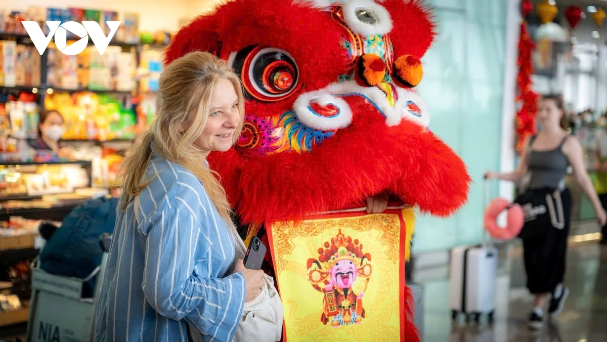 tet 2025 foreigners pleasantly greeted with lion dance at airport picture 5 tet 2025 foreigners pleasantly greeted with lion dance at airport picture 5