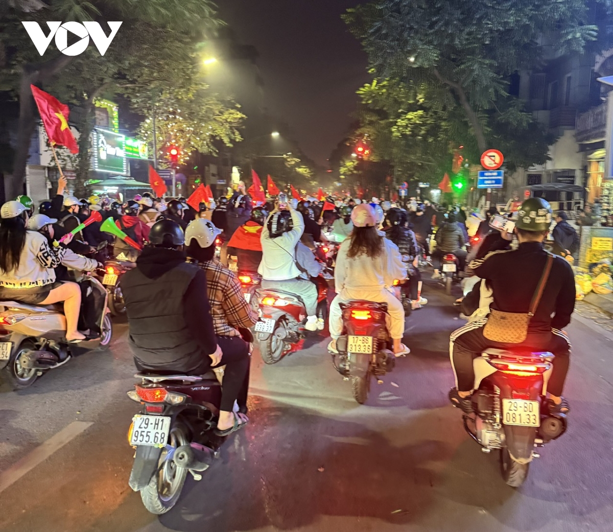 mot dem ha noi khong ngu, khap cac nga pho tran ngap sac co do sao vang hinh anh 8