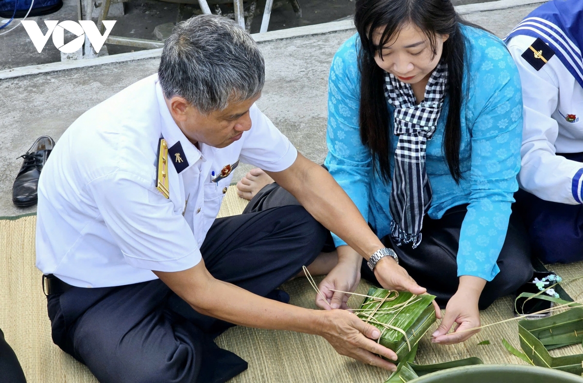 cung bo doi o vung bien dao tay nam goi banh chung don tet hinh anh 5