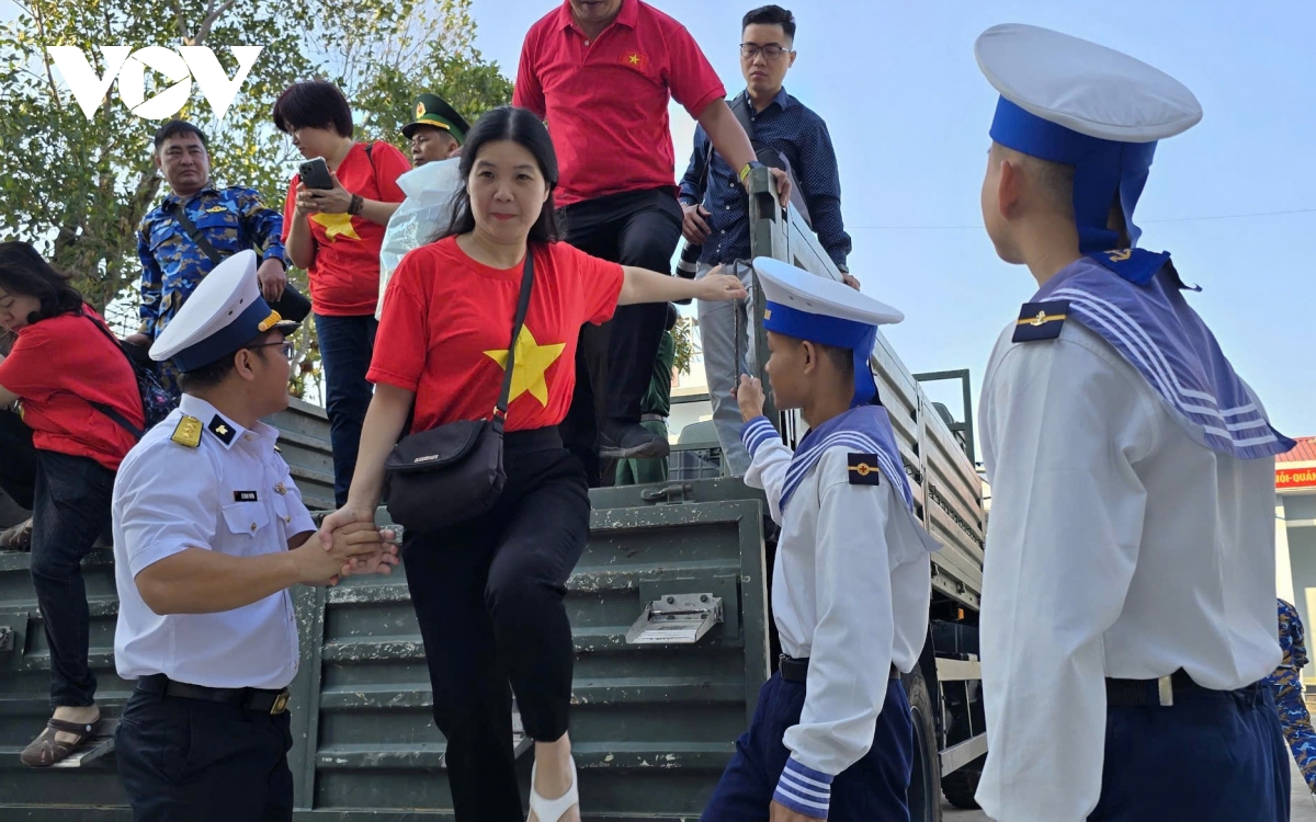 Ấm áp tết của người lính hải quân nơi biển tây nam hình ảnh 5 Am ap tet cua nguoi linh hai quan noi bien tay nam hinh anh 5