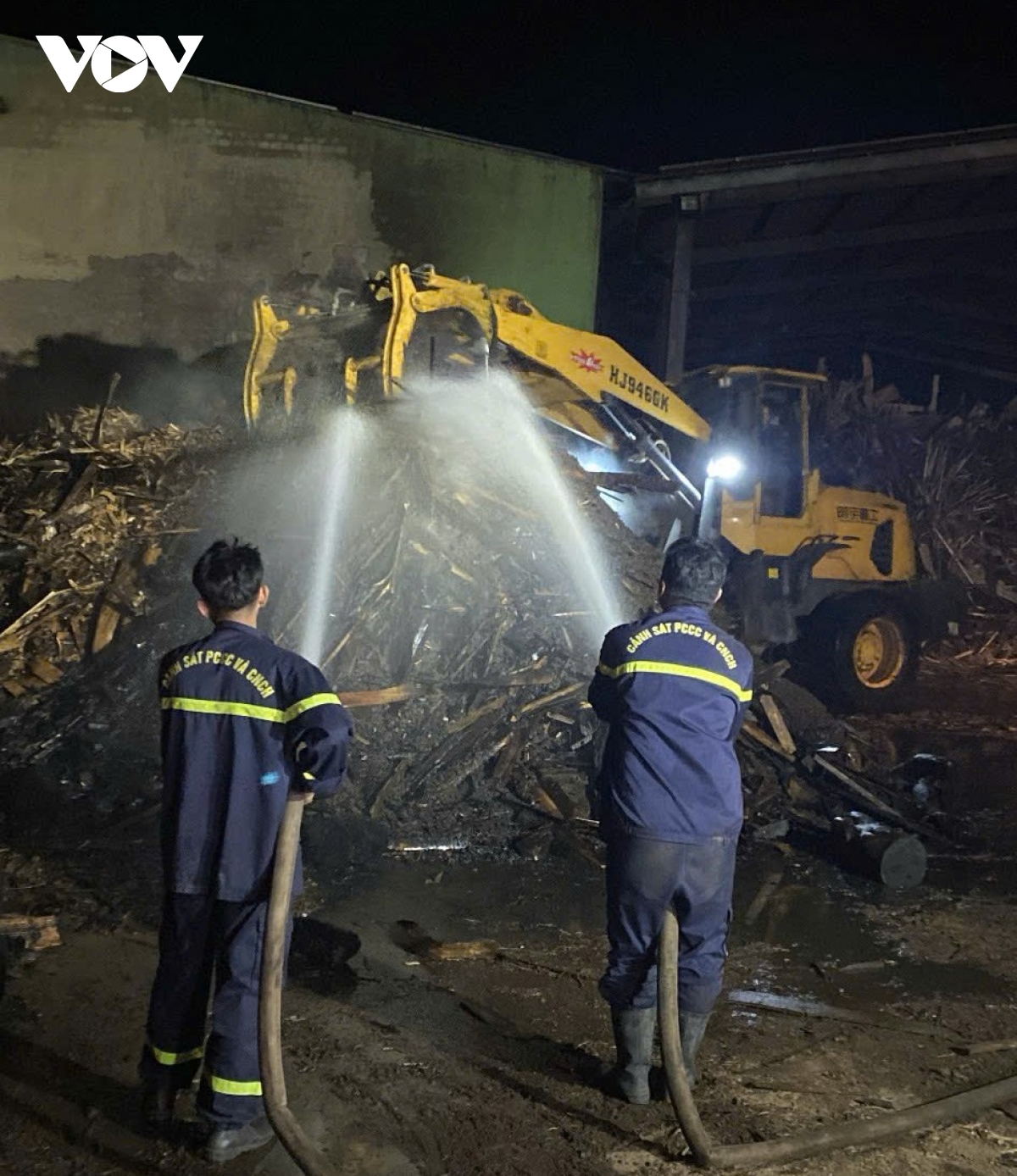 kịp thời dập tắt đám cháy tại công ty kinh doanh phân bón ở Đắk lắk hình ảnh 2 kip thoi dap tat dam chay tai cong ty kinh doanh phan bon o Dak lak hinh anh 2