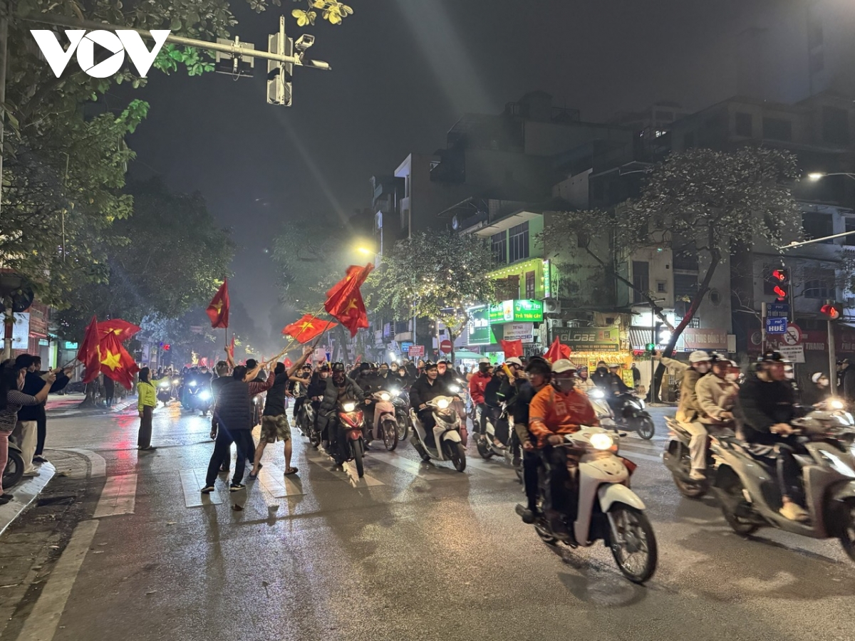 mot dem ha noi khong ngu, khap cac nga pho tran ngap sac co do sao vang hinh anh 21