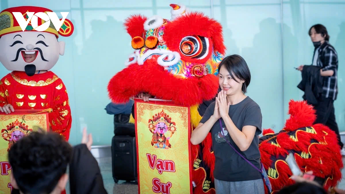 tet 2025 foreigners pleasantly greeted with lion dance at airport picture 6 tet 2025 foreigners pleasantly greeted with lion dance at airport picture 6