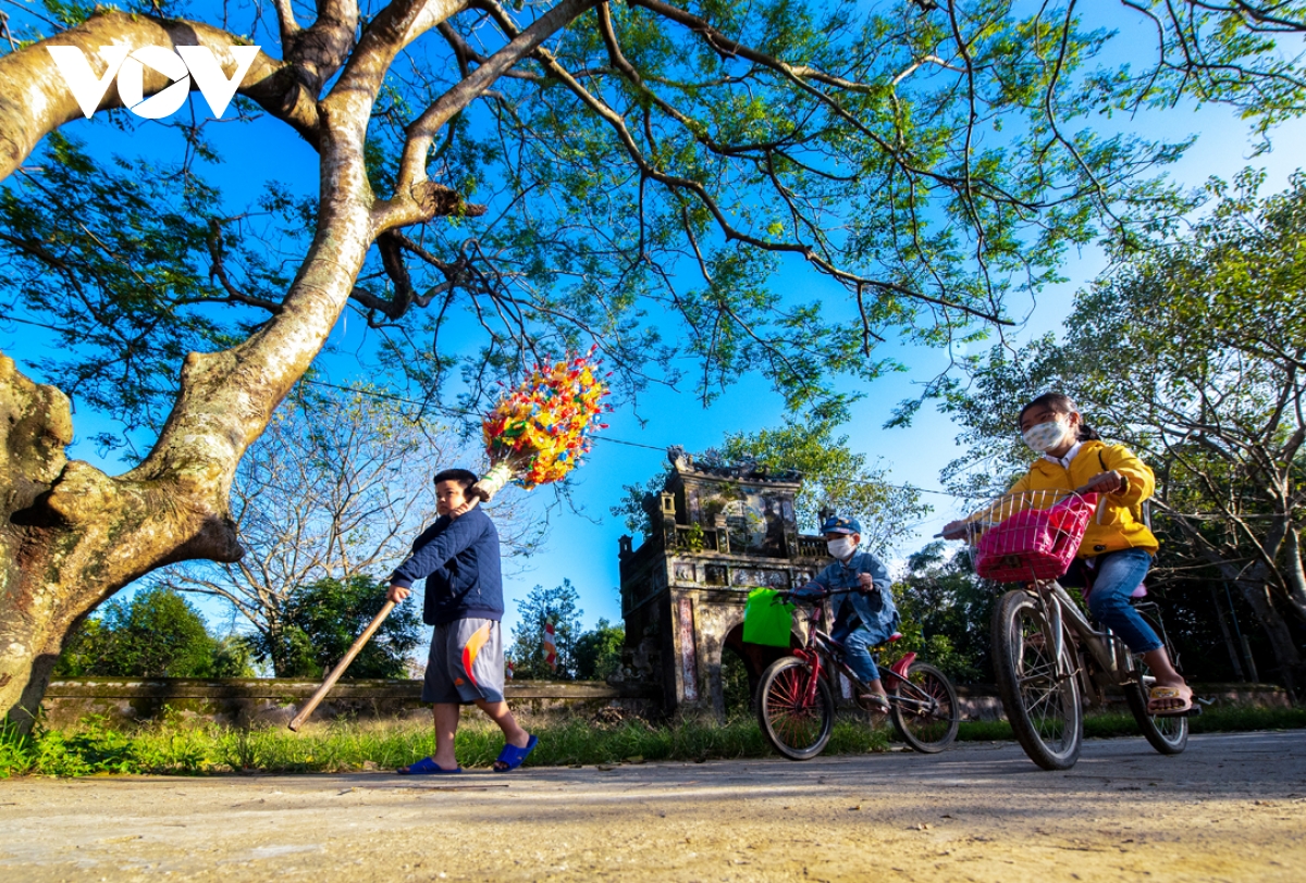 Den hue tham lang hoa giay thanh tien nhung ngay can tet hinh anh 6