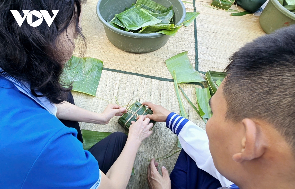 cung bo doi o vung bien dao tay nam goi banh chung don tet hinh anh 6