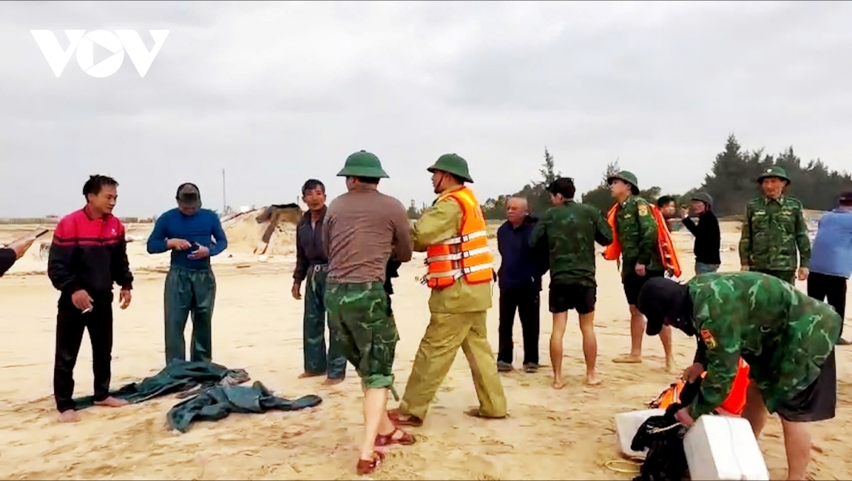 cứu nhiều ngư dân trên 2 tàu cá bị chìm và cháy hình ảnh 2 cuu nhieu ngu dan tren 2 tau ca bi chim va chay hinh anh 2
