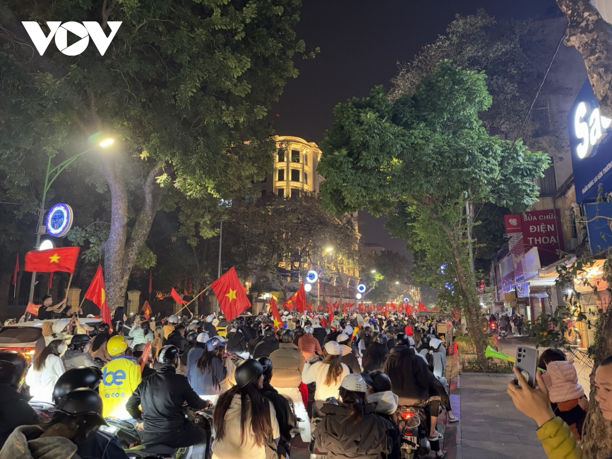 mot dem ha noi khong ngu, khap cac nga pho tran ngap sac co do sao vang hinh anh 20