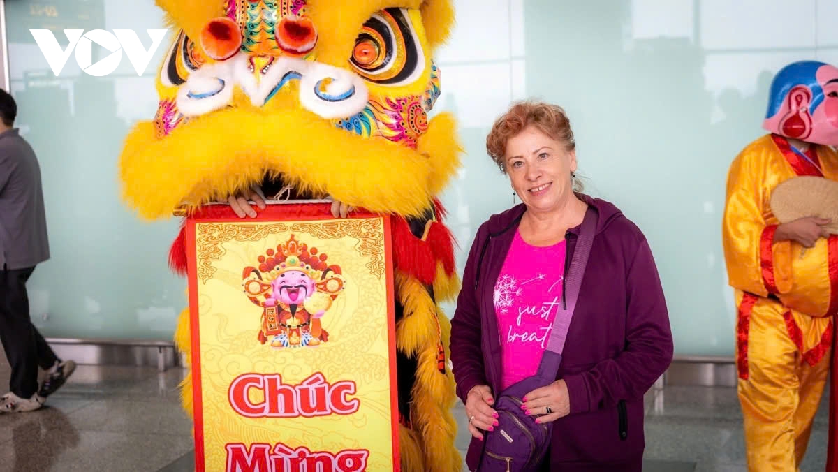 tet 2025 foreigners pleasantly greeted with lion dance at airport picture 7 tet 2025 foreigners pleasantly greeted with lion dance at airport picture 7