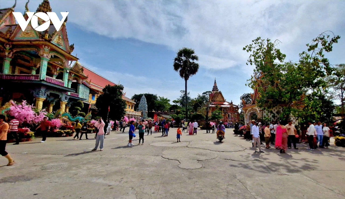 người dân, du khách nô nức đi lễ chùa xin lộc đầu năm ở sóc trăng hình ảnh 7 nguoi dan, du khach no nuc di le chua xin loc dau nam o soc trang hinh anh 7