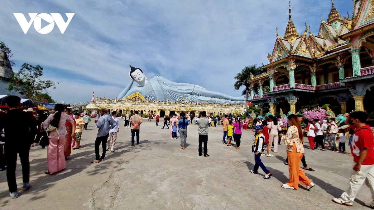 người dân, du khách nô nức đi lễ chùa xin lộc đầu năm ở sóc trăng hình ảnh 8 nguoi dan, du khach no nuc di le chua xin loc dau nam o soc trang hinh anh 8