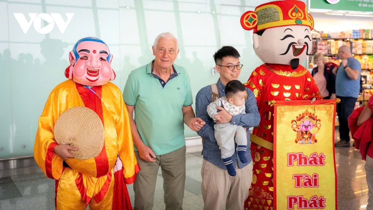 tet 2025 foreigners pleasantly greeted with lion dance at airport picture 8 tet 2025 foreigners pleasantly greeted with lion dance at airport picture 8