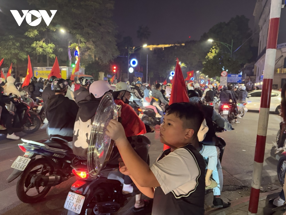 mot dem ha noi khong ngu, khap cac nga pho tran ngap sac co do sao vang hinh anh 19