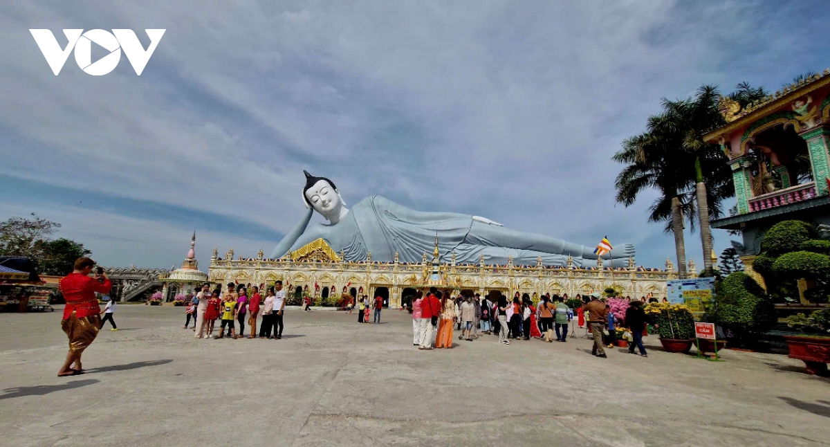 người dân, du khách nô nức đi lễ chùa xin lộc đầu năm ở sóc trăng hình ảnh 9 nguoi dan, du khach no nuc di le chua xin loc dau nam o soc trang hinh anh 9