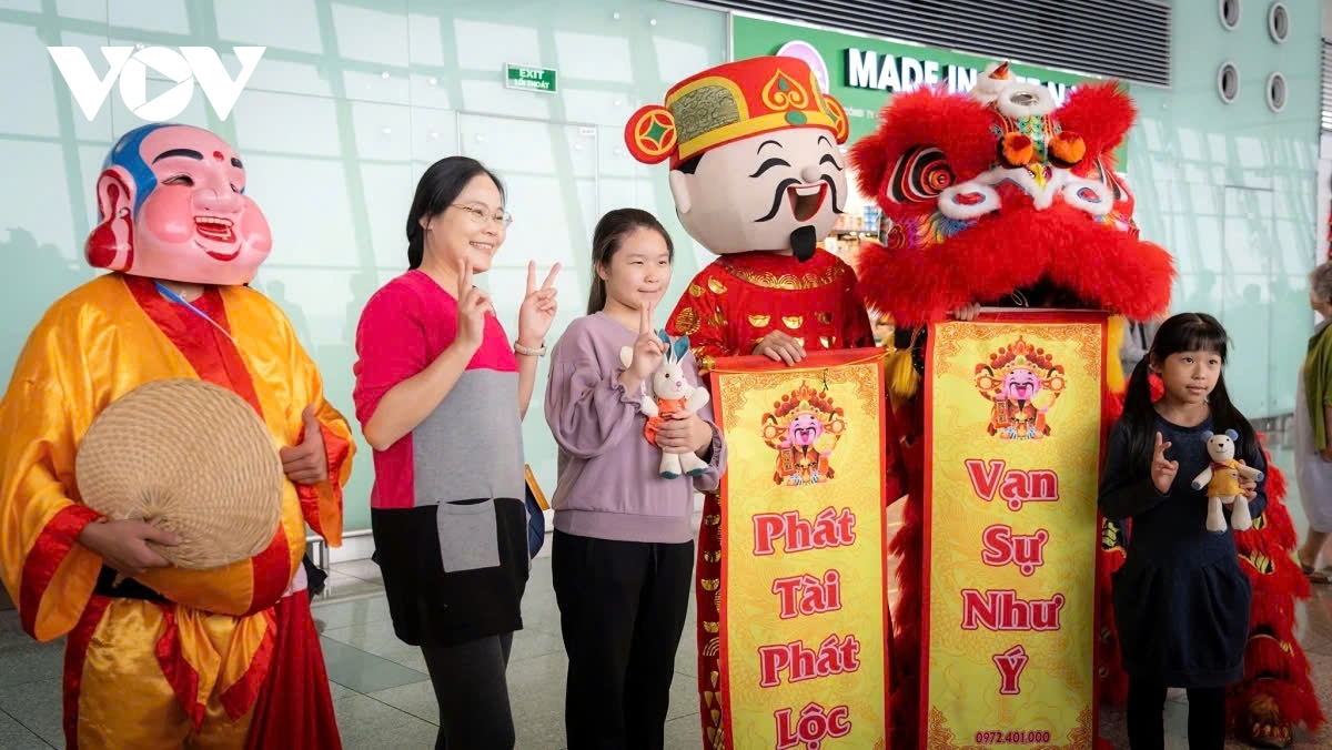 tet 2025 foreigners pleasantly greeted with lion dance at airport picture 9 tet 2025 foreigners pleasantly greeted with lion dance at airport picture 9