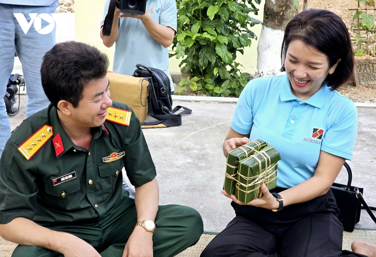 cung bo doi o vung bien dao tay nam goi banh chung don tet hinh anh 9