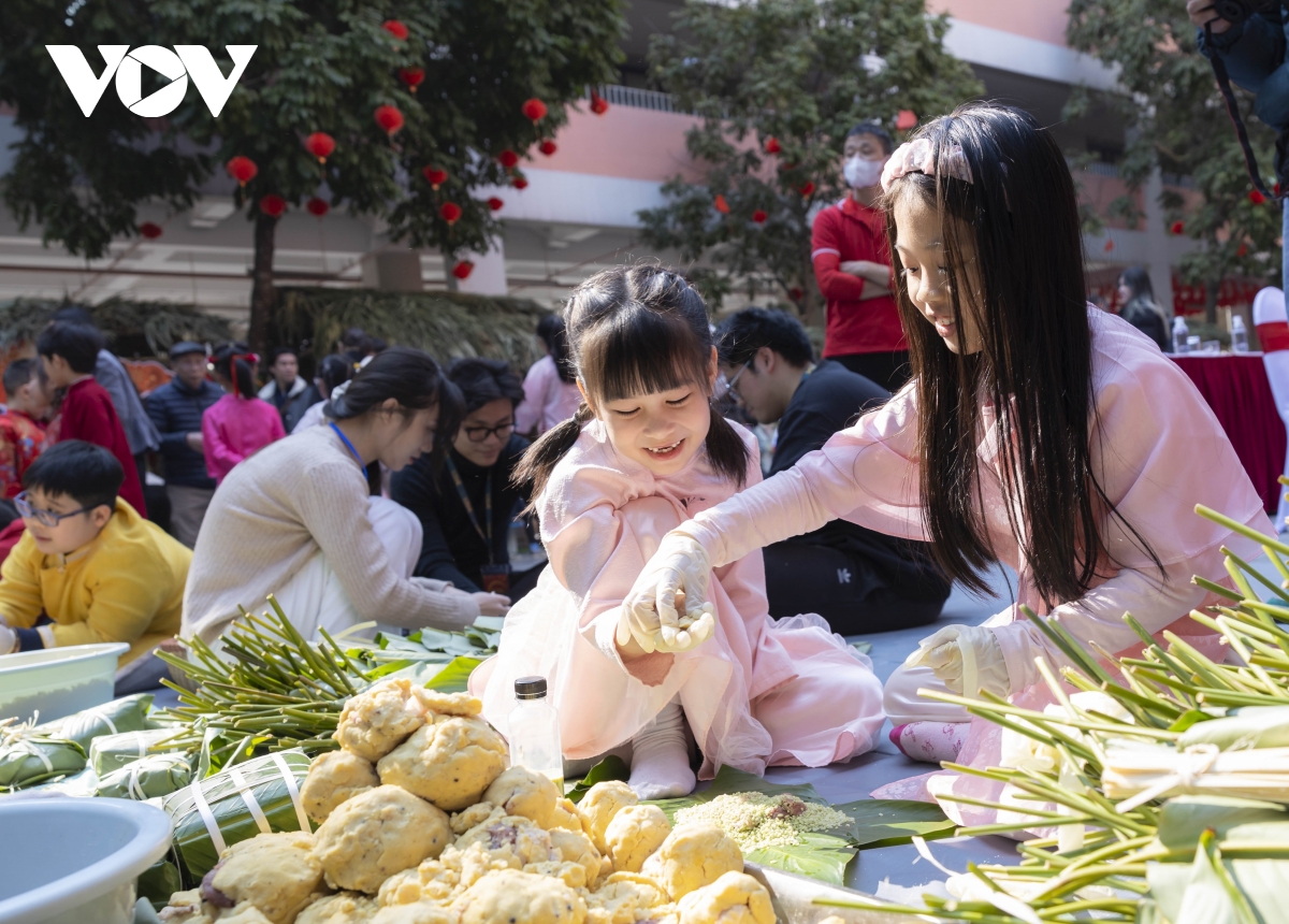 Học sinh, sinh viên Hà Nội gói 2.000 chiếc bánh chưng tặng trẻ em nghèo vùng cao