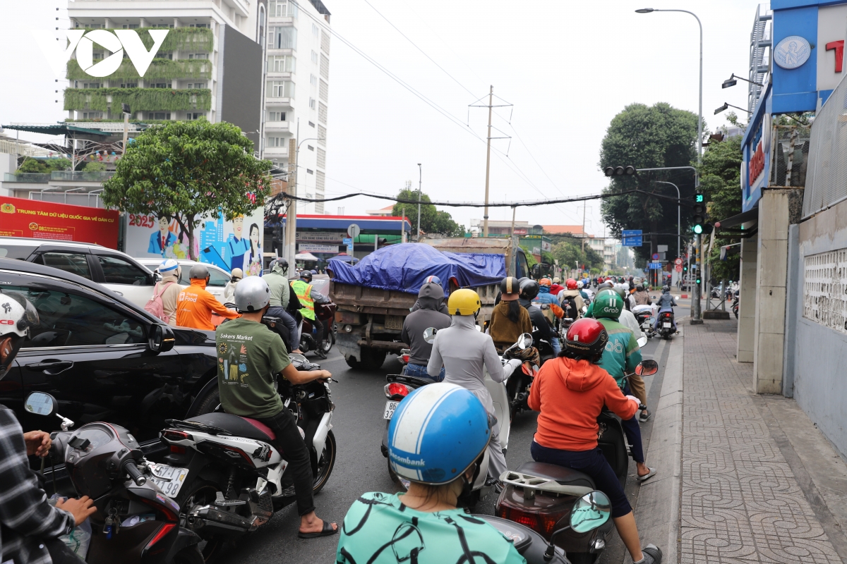 TP.HCM chỉ bớt ùn tắc ở vài nơi sau khi nhiều giao lộ được rẽ phải khi có đèn đỏ