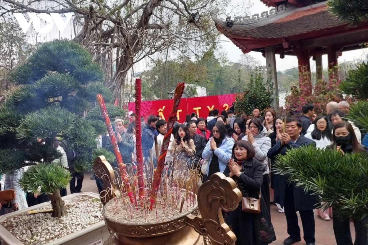 Người dân Hà Nội tấp nập đi lễ chùa cầu an ngày đầu xuân năm mới