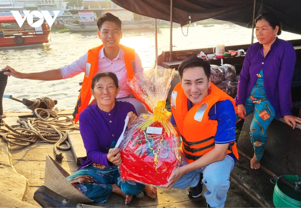 trao qua tet cho tieu thuong cho noi cai rang hinh anh 2