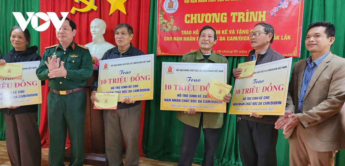 lãnh đạo đảng, nhà nước và tỉnh thành tặng quà nhân dịp tết nguyên đán hình ảnh 7 lanh dao dang, nha nuoc va tinh thanh tang qua nhan dip tet nguyen dan hinh anh 7