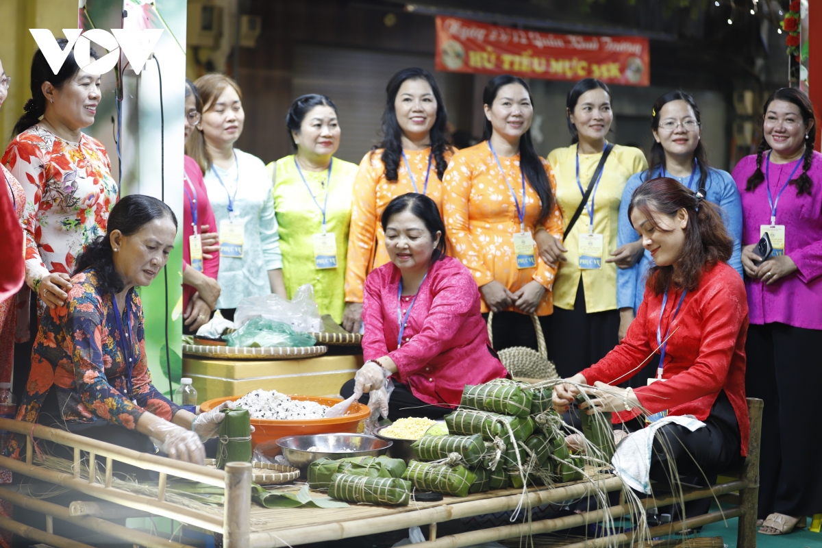 cho hoa xuan tren ben duoi thuyen tai tp.hcm diu hiu, it khach mua hinh anh 3