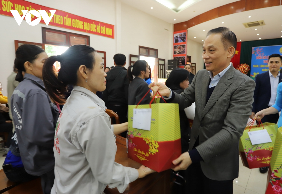 trưởng ban Đối ngoại trung ương lê hoài trung tặng quà tết tại quảng trị hình ảnh 2 truong ban Doi ngoai trung uong le hoai trung tang qua tet tai quang tri hinh anh 2