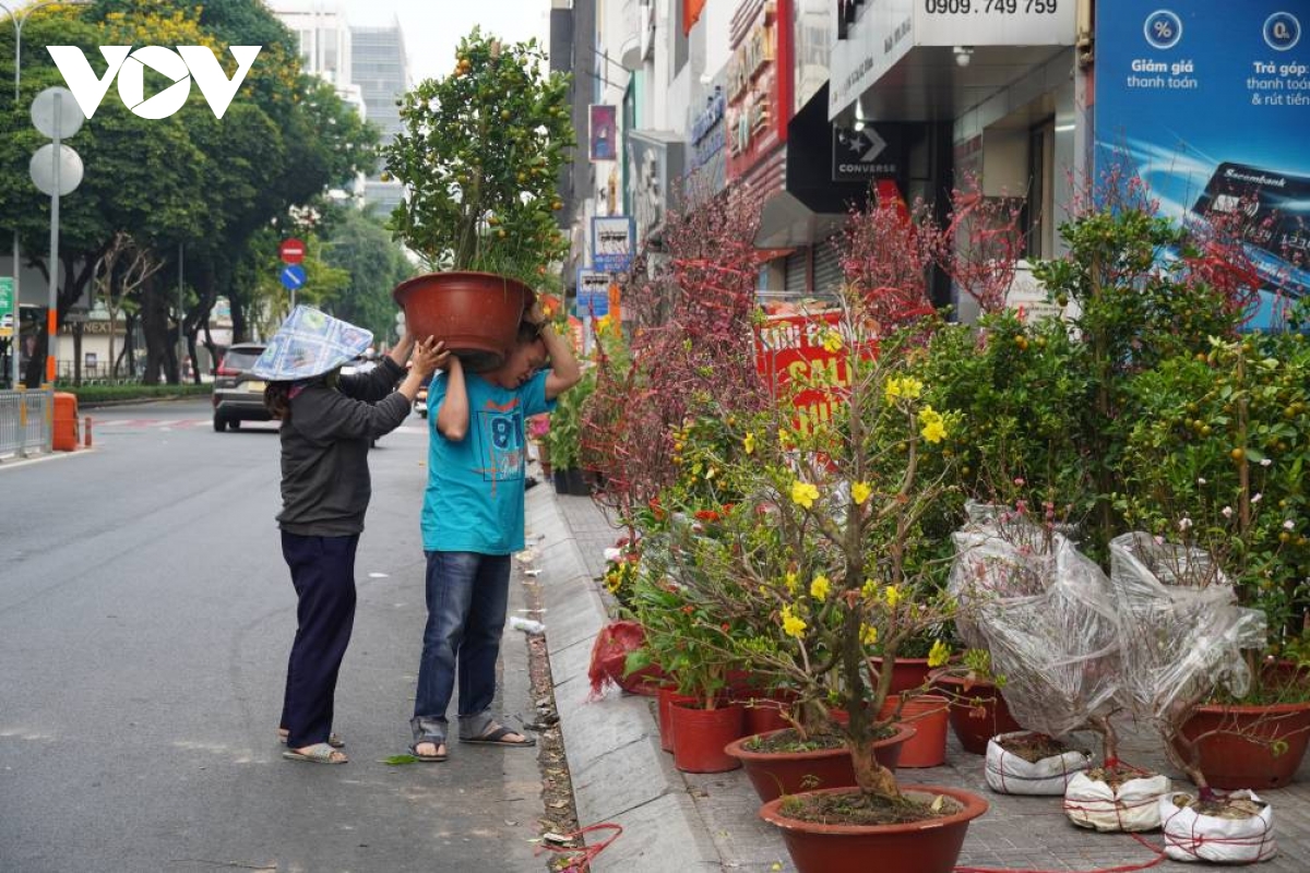 tieu thuong ban hoa tet tai tp.hcm ngong khach trong ngay cuoi cung cua nam hinh anh 13