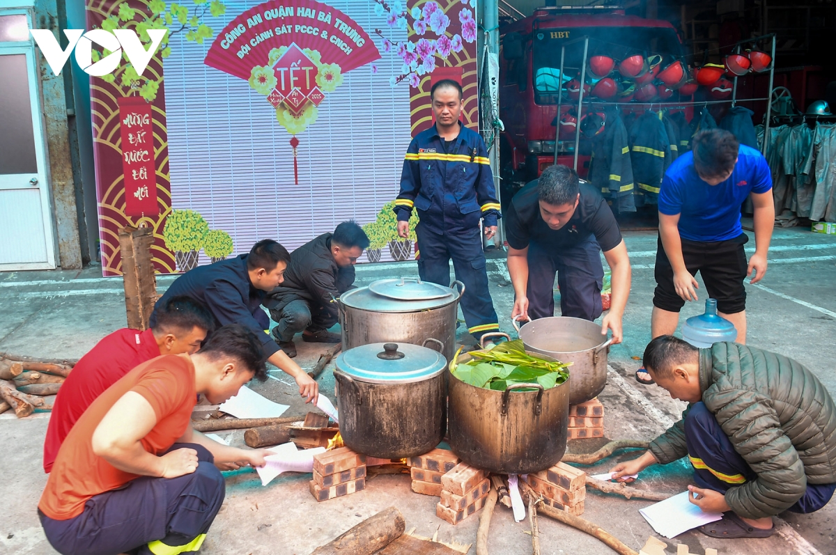 canh sat pccc ha noi tro tai goi banh chung, san sang truc chien dem giao thua hinh anh 17