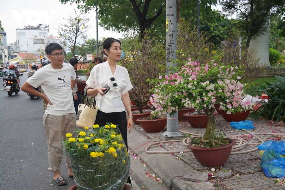 tieu thuong ban hoa tet tai tp.hcm ngong khach trong ngay cuoi cung cua nam hinh anh 1