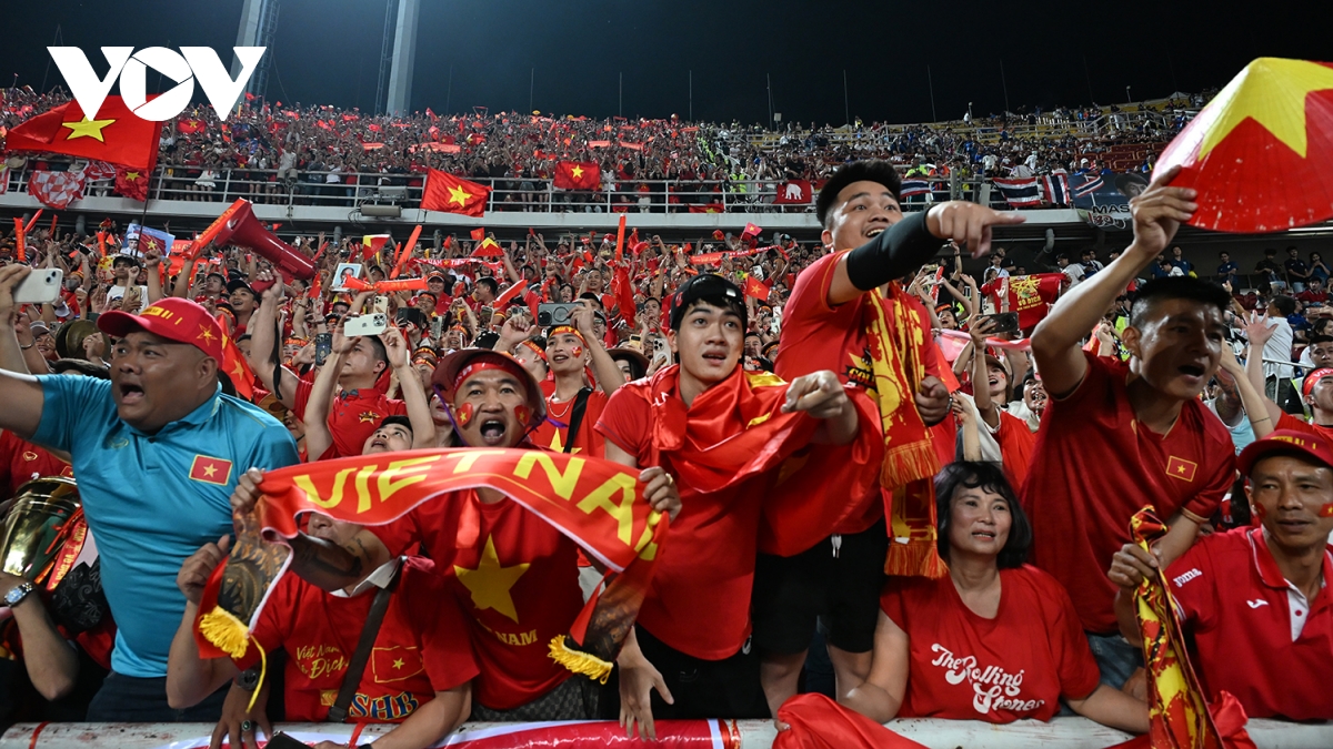 viet nam vo dich asean cup 2024, nguoi ham mo vo oa cam xuc hinh anh 4